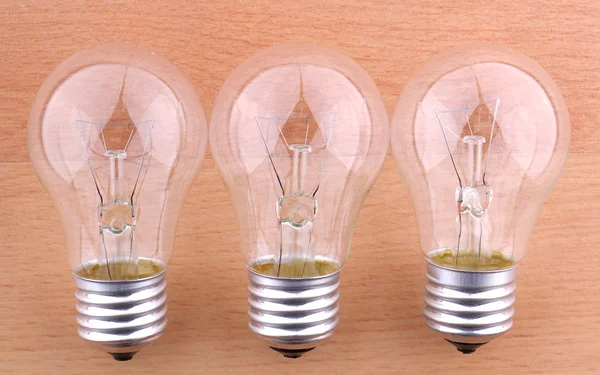 Ahşap arka plan üzerinde Lightbulbs — Stok fotoğraf