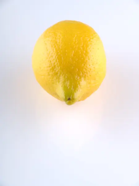 灰色の背景上のレモン — ストック写真
