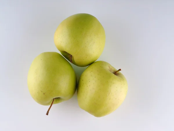 Manzana verde sobre un fondo gris —  Fotos de Stock