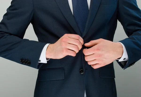 Hombre ajustando sus botones de chaqueta . Imagen de stock