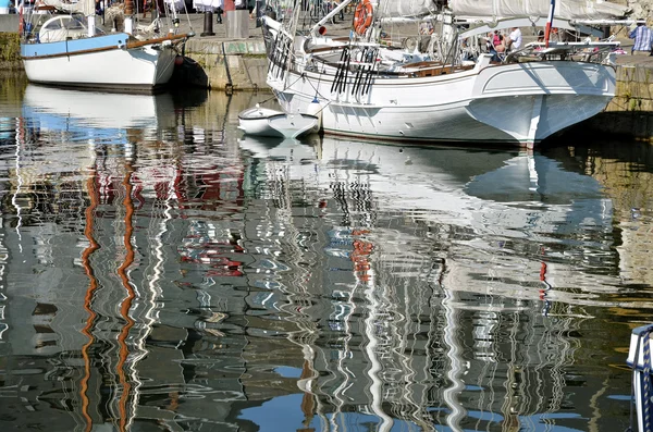 Boats and big reflections in the sea of Honfleur in France — Stock Photo, Image