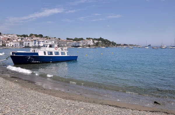 Barco en Port Cadaques en España — Foto de Stock