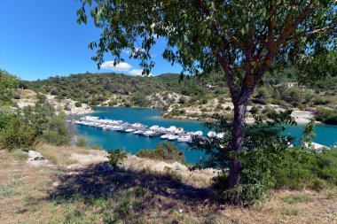Esparron-de-Verdon Gölü 'ndeki liman, Fransa' nın güneydoğusundaki Alpes-de-Haute-Provence bölgesinde bir komün..