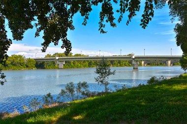 Beaucaire 'deki Rhone ve Brige Bankası. Güney Fransa' nın Occitanie bölgesindeki Gard bölümünde bir komün.