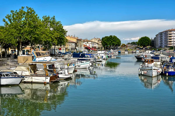 南フランスのオクシタニー地域のガード部門のコミューンであるBeaucaireの港 — ストック写真