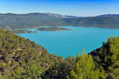 Fransa 'nın güneydoğusundaki Alpes-de-Haute-Provence bölgesinde Sainte-Croix Gölü..