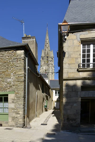 Typische Straße Und Glockenturm Der Basilika Notre Dame Roncier Josselin — Stockfoto