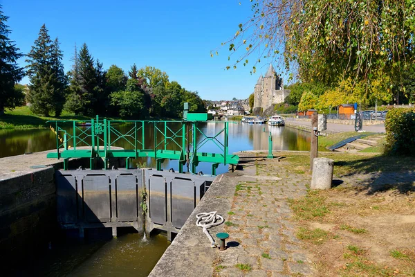 River Oust Parte Del Canal Nantes Brest Con Esclusa Castillo —  Fotos de Stock