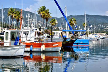 Cavalaire-sur-Mer limanında balıkçı tekneleri, Fransa 'nın güneydoğusundaki Provence-Alpes-Cte d' Azur bölgesinde Var bölümünde komün..