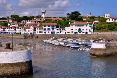 Güney-batı Fransa 'da Pyrnes-Atlantik Bölümü' nde Cibourre ve Urrugne 'un bir ilçesi olan Socoa' nın liman girişi.