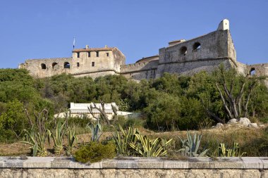 Vauban tarafından Antibes 'te inşa edilen Carr Kalesi, Fransa' nın güneydoğusundaki Alpes-Maritimes bölgesinde Cannes ve Nice arasında Fransız Rivierası 'nda (Cte d' Azur) yer alan bir Akdeniz tatil beldesidir.