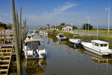 Audenge 'deki istiridye çiftliği limanı, Fransa' nın güneybatısındaki Gironde bölgesinde Arcachon Körfezi 'nin kuzeydoğu kıyısında yer alır..