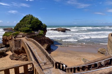 Biarritz 'deki Basta Limanı ve küçük köprüsü. Fransa' nın güneybatısındaki Pyrnes-Atlantik Bölümü 'nde bir komün.