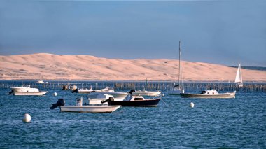 Fransa 'nın güneybatısındaki Gironde Bölümü' nde Cap-Ferret 'te tekneler ve kumullar.