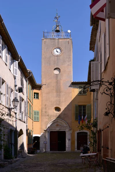 圣玛丽玛德琳教堂 Church Sainte Marie Madeleine 是法国比奥特村 Biot 的一个典型小巷 是位于尼斯和戛纳之间的普罗旺斯 阿尔卑斯 — 图库照片
