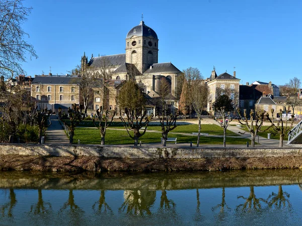 Sarthe Folyó Notre Dame Bazilikával Franciaország Alsó Normandiai Alenonjában — Stock Fotó