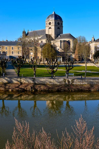 Sarthe Met Basiliek Notre Dame Alenon Regio Basse Normandie Frankrijk — Stockfoto