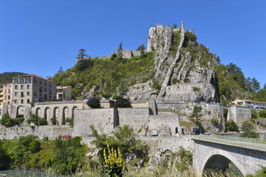 Durance kıyısındaki Baume Kayası 'ndaki Sisteron. Sisteron, Fransa 'nın güneydoğusunda Provence-Alpes-Cte d' Azur bölgesinde Alpes-de-Haute-Provence departmanında bir komün. 