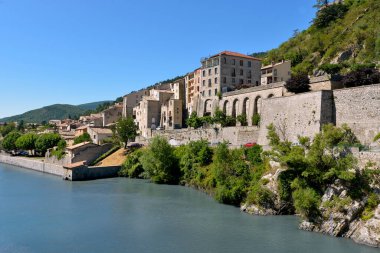 Durance kıyısındaki Sisteron köyü, Fransa 'nın güneydoğusundaki Provence-Alpes-Cte d' Azur bölgesinde Alpes-de-Haute-Provence bölümünde bir komün. 
