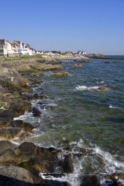 Batı Fransa 'da Loire-Atlantik Bölümü' nde bir komün olan Batz-sur-Mer 'in arka planında yer alan Rocky sahili ve Saint Michel plajı. Kasaba Biscay Körfezi ile tuz bataklıkları arasında yer alır..