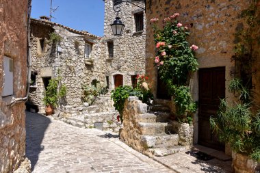 Tourrettes-sur-Loup köyünün tipik caddesi, Fransa 'nın güneydoğusundaki Alpes-Maritimes bölümünde bir komün.