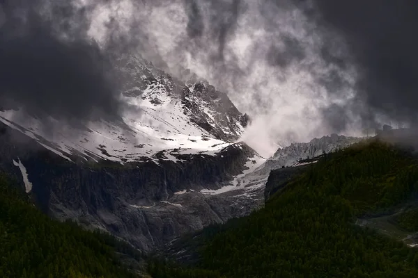 Chamonix Yakınlarındaki Alp Dağları Fırtınadan Önce Muhteşem Kara Bulutlar Altında — Stok fotoğraf