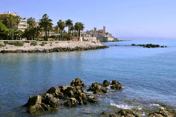 Rotsachtige kust van Antibes in Frankrijk — Stockfoto