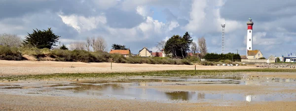 Pláž a maják Ouistreham ve Francii — Stock fotografie