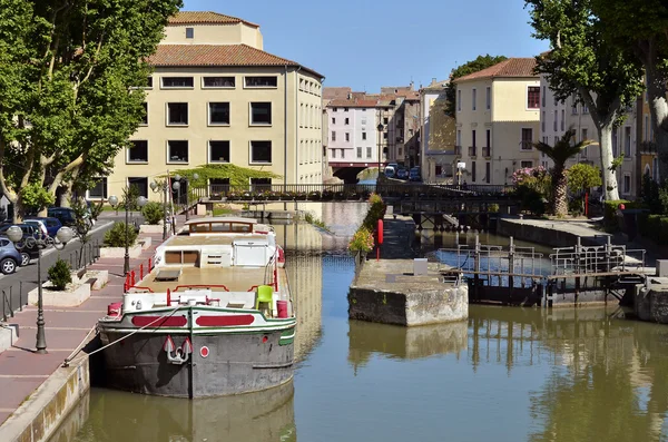Lastkahn auf Kanal bei Narbonne in Frankreich — Stockfoto