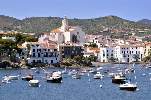 Puerto y pueblo de Cadaqués en España — Foto de Stock