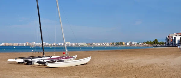 Boten op het strand van Roses in Spanje. — Stockfoto