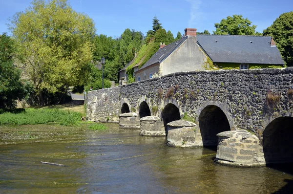 Old bridge at Asnières sur Vègre in France — Zdjęcie stockowe