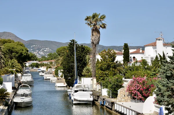 Boten op empuriabravia in Spanje — Stockfoto