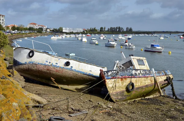 Schiffswracks im Hafen von Saint-Gilles-Croix-de-vie — Stockfoto