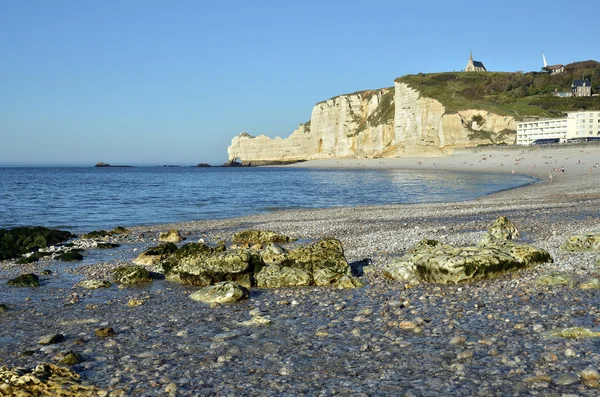 Strand und Klippen von etretat in Frankreich — Stockfoto