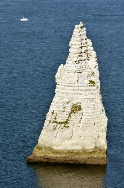 Famosas falésias e apontou agulha de Etretat na França — Fotografia de Stock