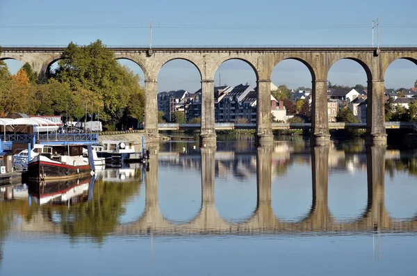 Viaduct over de rivier de Mayenne op Laval in Frankrijk — Stockfoto