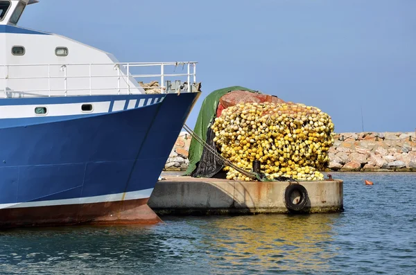 Schip en visnet in de haven van Saint-Cyprien in Frankrijk — Stockfoto