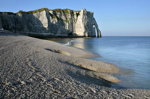 Praia de seixos e penhasco de Etretat na França — Fotografia de Stock