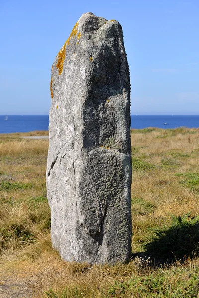 Pedra em pé na costa selvagem de Quiberon, na França — Fotografia de Stock