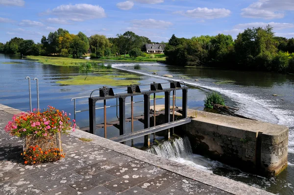 Sluizen op de sarthe rivier in Frankrijk — Stockfoto