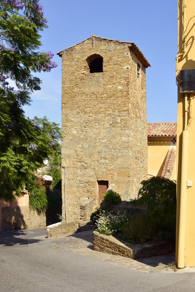 Klokkentoren van dorp Bormes-les-Mimosas in Frankrijk — Stockfoto