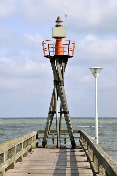 Maják přístavu v městě Courseulles ve Francii — Stock fotografie