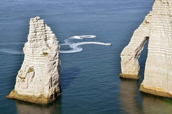 Slavné útesy a špičaté jehly Etretat ve Francii — Stock fotografie