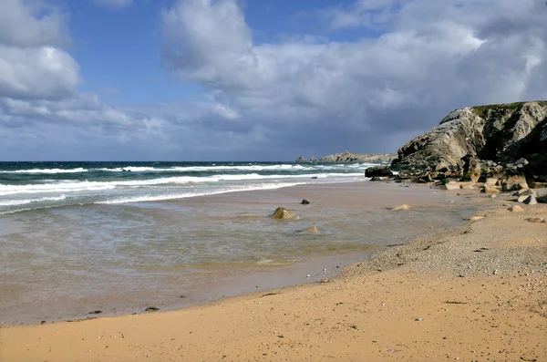 Beach and cliff at Quiberon peninsula in France — Stock Photo, Image