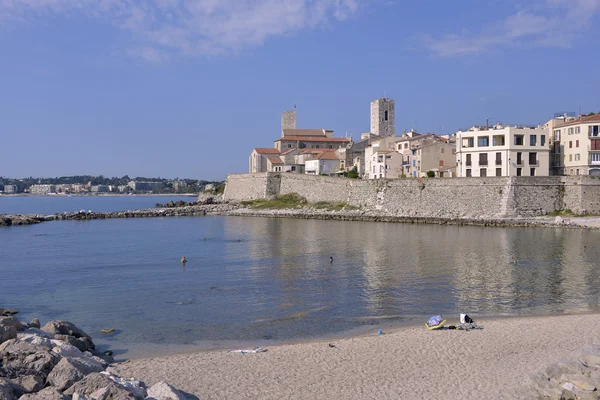 ビーチとフランスのアンティーブの町 — ストック写真