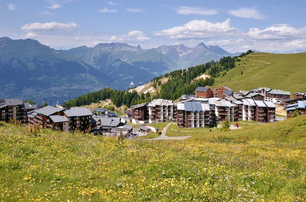 La Plagne vesnice ve Francii — Stock fotografie