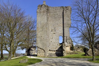 Domfront Fransa, yıkık tutun