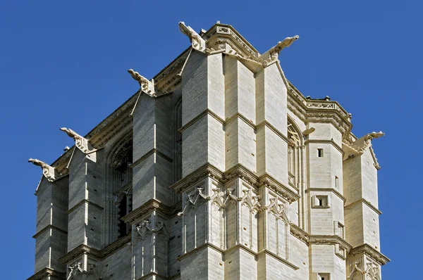 Klokkentoren kathedraal van Saint Julien op Le Mans in Frankrijk — Stockfoto