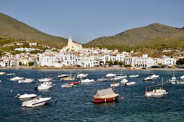 Hamnen och staden av Cadaqués i Spanien — Stockfoto